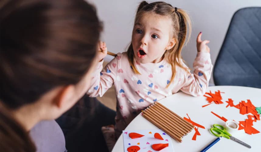 çocuklarda merak ve öğrenme gelişimi, masa başında etkinlik yapan küçük çocuk ve ebeveyn etkileşimi