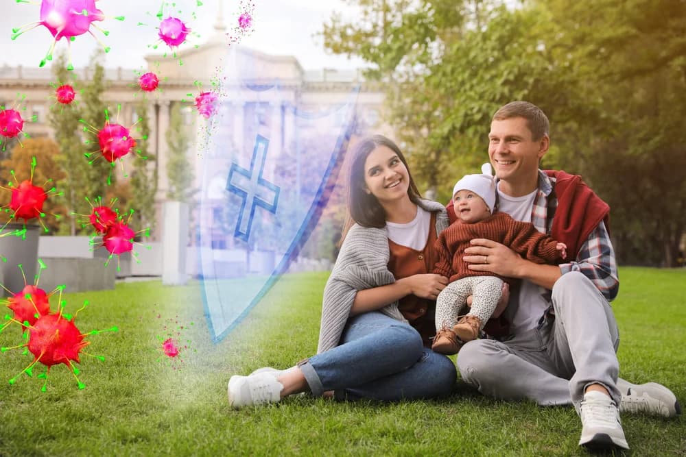 çocuğunu korumaya çalışan aile ve bağışıklık sistemi kalkanı görseli, çocuklarda bağışıklık güçlendirme ve hastalıklardan korunma konsepti