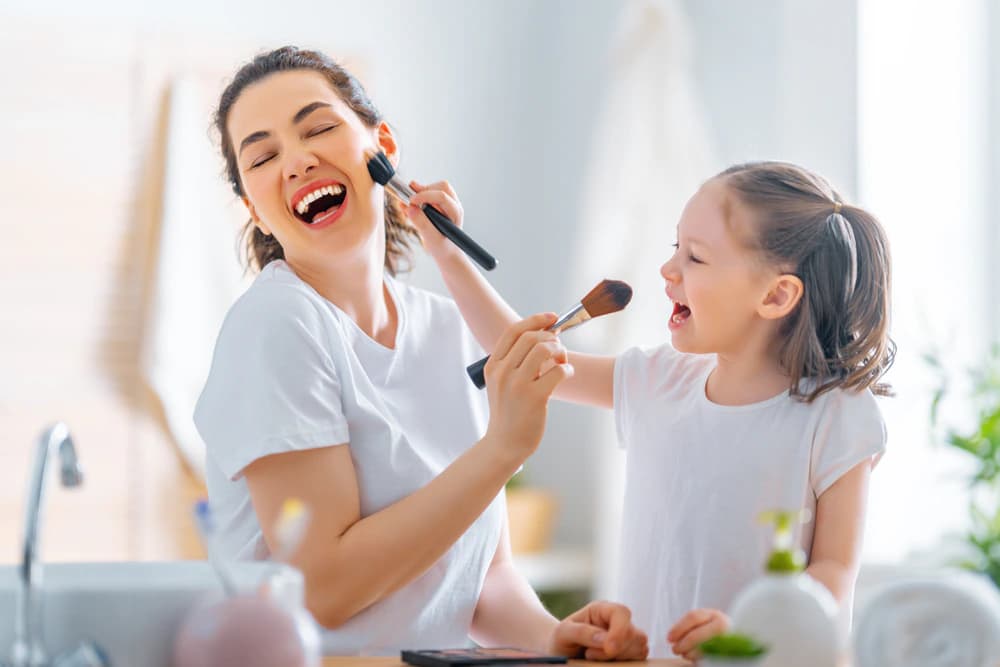 anne ve kızı birlikte eğlenceli bir şekilde makyaj yapıyorlar