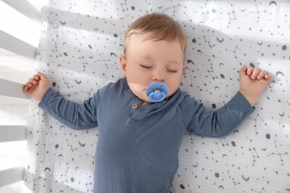 Emziğiyle beşiğinde huzurla uyuyan bebek
