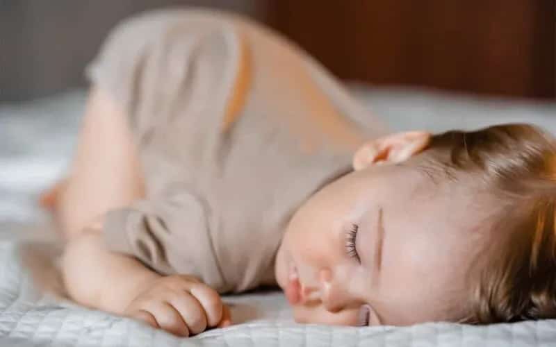 7 aylık bebeğim hep yüzüstü uyuyor, bunu değiştirmem gerekir mi?