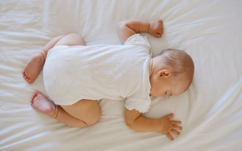 Uyurken bebek yüzüstü dönüyorsa ne yapmalıyım, güvenli mi?